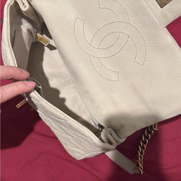 CHANEL Cream Shoulder Bag with Quilted Leather and Gold Clasp - Picture 5 of 11